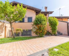 VILLA A SCHIERA A ROMA