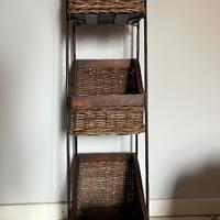 Organizer con cestini in vimini