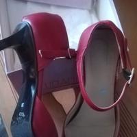 scarpa con lacci alla caviglia