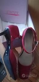 scarpa con lacci alla caviglia