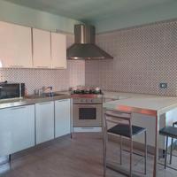 Cucina angolare con penisola in discreto stato