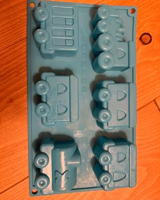 Stampo in silicone per dolci a forma di trenino.