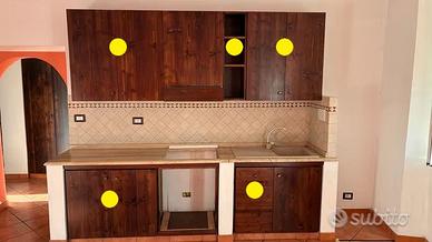 Cucina in legno senza elettrodomestici