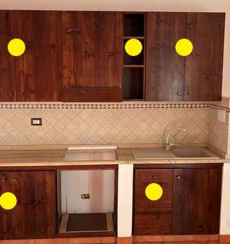 Cucina in legno senza elettrodomestici