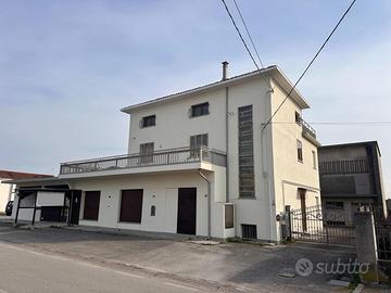 FABBRICATO CON 3 APPARTAMENTI - INVESTIMENTO IM...