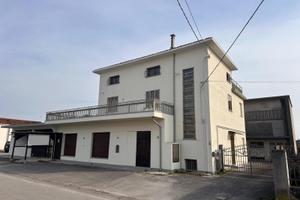 FABBRICATO CON 3 APPARTAMENTI - INVESTIMENTO IM...