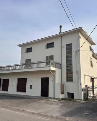 FABBRICATO CON 3 APPARTAMENTI - INVESTIMENTO IM...