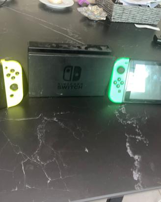 Nintendo Switch Modello OLED con controller