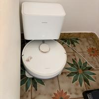 Robot aspira e lava pavimento