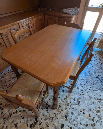 Tavolo e sedie 