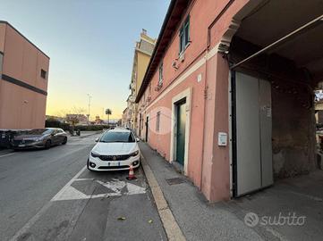 MAGAZZINO A GENOVA