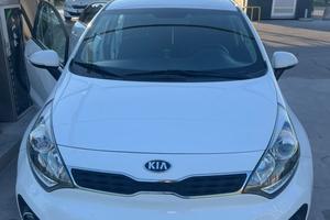 macchina kia rio del 2014