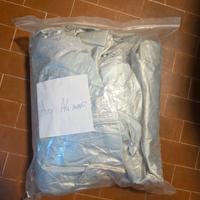 Telo copriauto antipioggia.