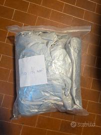 Telo copriauto antipioggia.