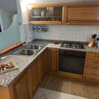 Cucina con divano e tavolo da pranzo