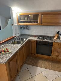 Cucina con divano e tavolo da pranzo