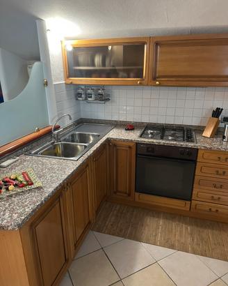 Cucina con divano e tavolo da pranzo