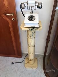 Telefono con colonna in marmo dell’ anno 1953