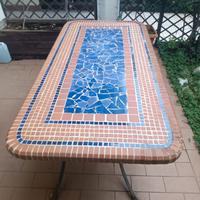 Tavolo da esterno mosaicato