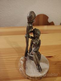 Statuetta degli innamorati
Altezza 13 cm
Peltro e 