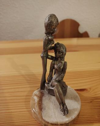 Statuetta degli innamorati
Altezza 13 cm
Peltro e 