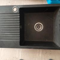 lavello e rubinetto nero usato 