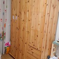 Armadio in legno di pino