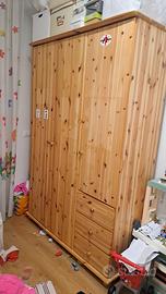 Armadio in legno di pino