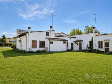 Palazzo / Stabile di 175 m² con più di 5 locali a 