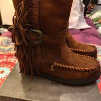 Stivaletti scamosciati tacco interno e frange n.38