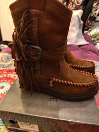 Stivaletti scamosciati tacco interno e frange n.38