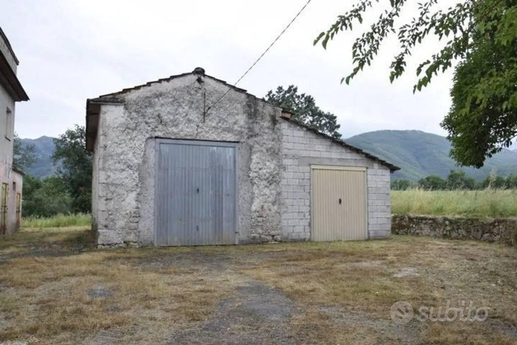 Rustico / Casale di 215 m² con più di 5 locali a E - Altro
