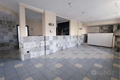 Locale commerciale per ristorazione con area ester