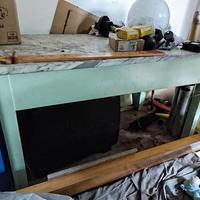 vecchio tavolo da cucina con piano in marmo