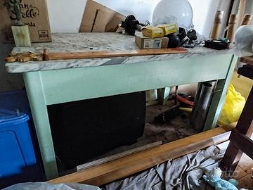 vecchio tavolo da cucina con piano in marmo