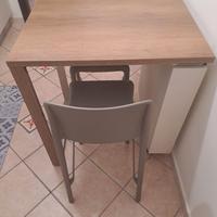 Tavolo cucina con sgabelli.