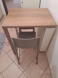 Tavolo cucina con sgabelli.