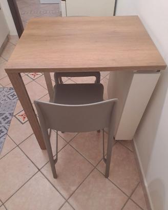 Tavolo cucina con sgabelli.
