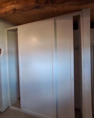 struttura con telaio e porte in alluminio 