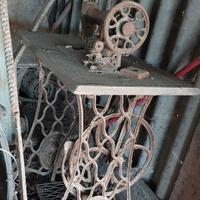 Macchina da cucito antica 