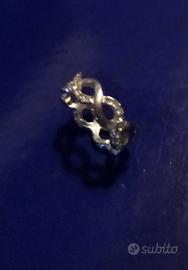 Anello con zirconi intrecciato