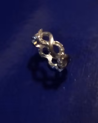 Anello con zirconi intrecciato