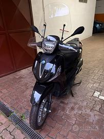 Beverly 300 HPE Nero anno 2025