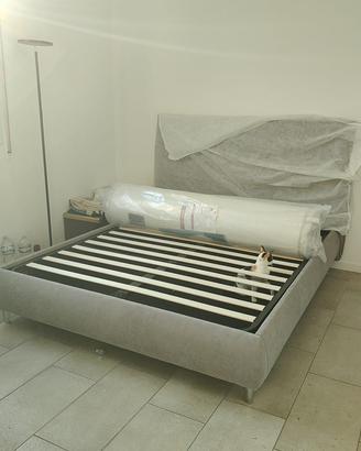 Letto matrimoniale + materasso + comodini ikea