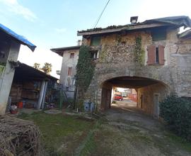 RUSTICO DA RISTRUTTURARE CON CORTE DI PROPRIETà