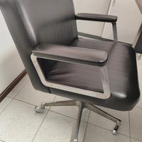 Poltrona  in pelle e metallo di Osvaldo Borsani 