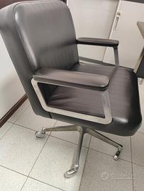 Poltrona  in pelle e metallo di Osvaldo Borsani 