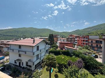 Trilocale con box e posto auto in parco