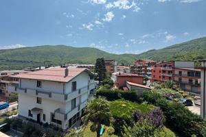 Trilocale con box e posto auto in parco