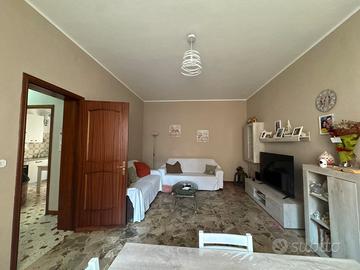 Salone con parete attrezzata, tavolino, tavolo con